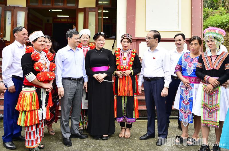 El secretario provincial del partido y jefe de la delegación de la Asamblea Nacional Provincial, Chau Van Lam, se reunió con votantes en el distrito de Lam Binh.