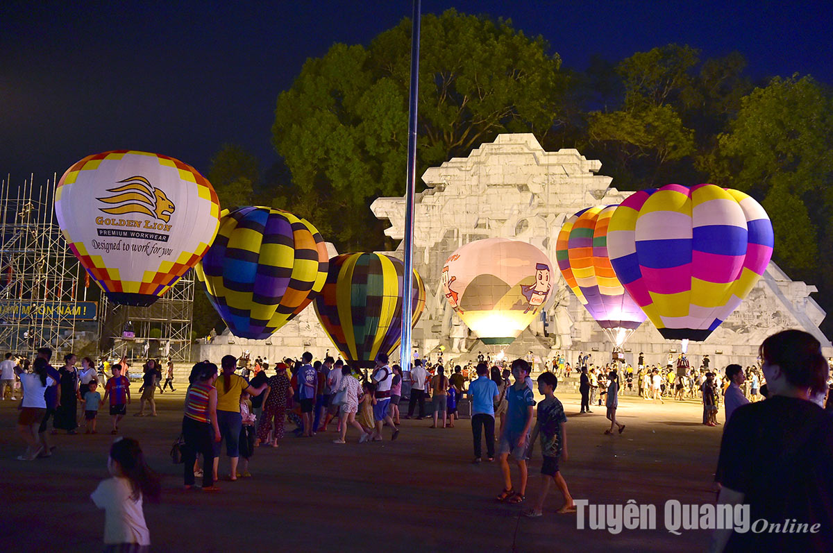 Exciting Balloon Light Festival