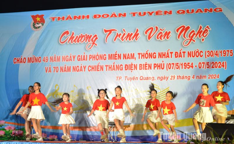 Văn nghệ chào mừng ngày Giải phóng miền Nam và chiến thắng Điện Biên Phủ