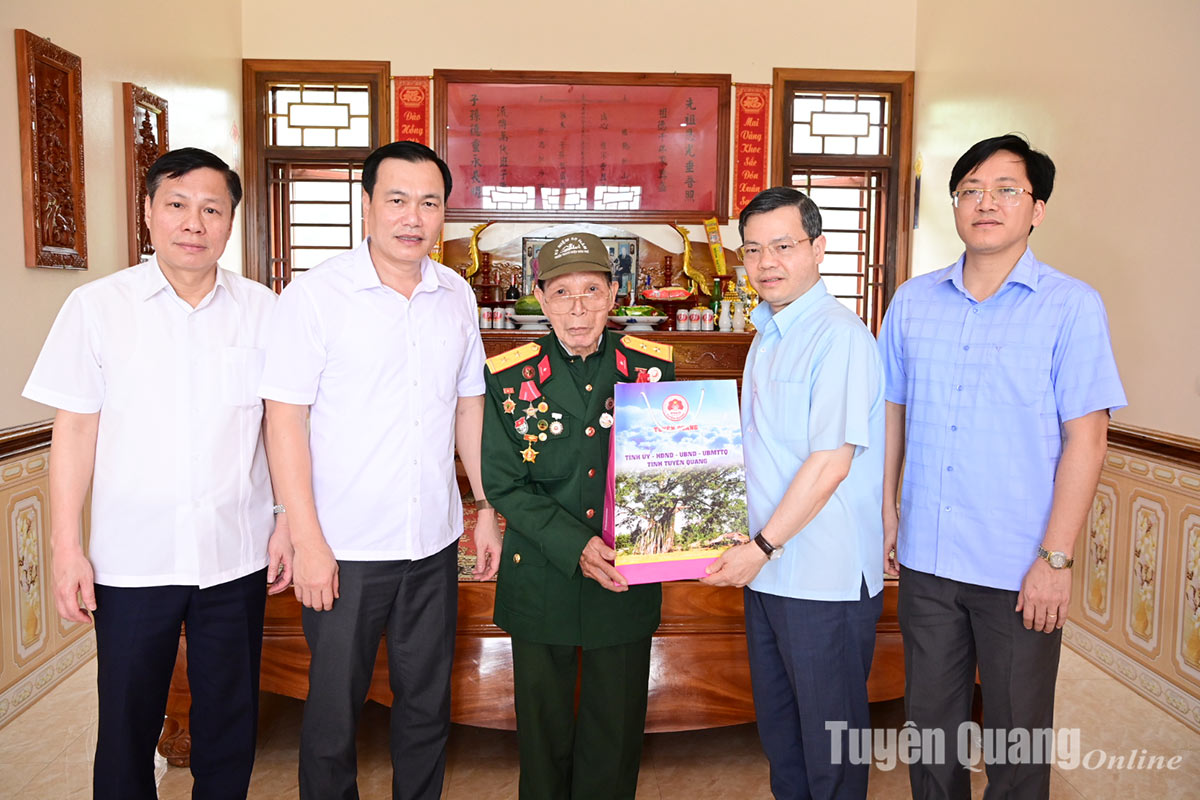 El presidente del Comité Popular Provincial, Nguyen Van Son, visitó y entregó regalos a los soldados de Dien Bien en la comuna de Hoa Phu.