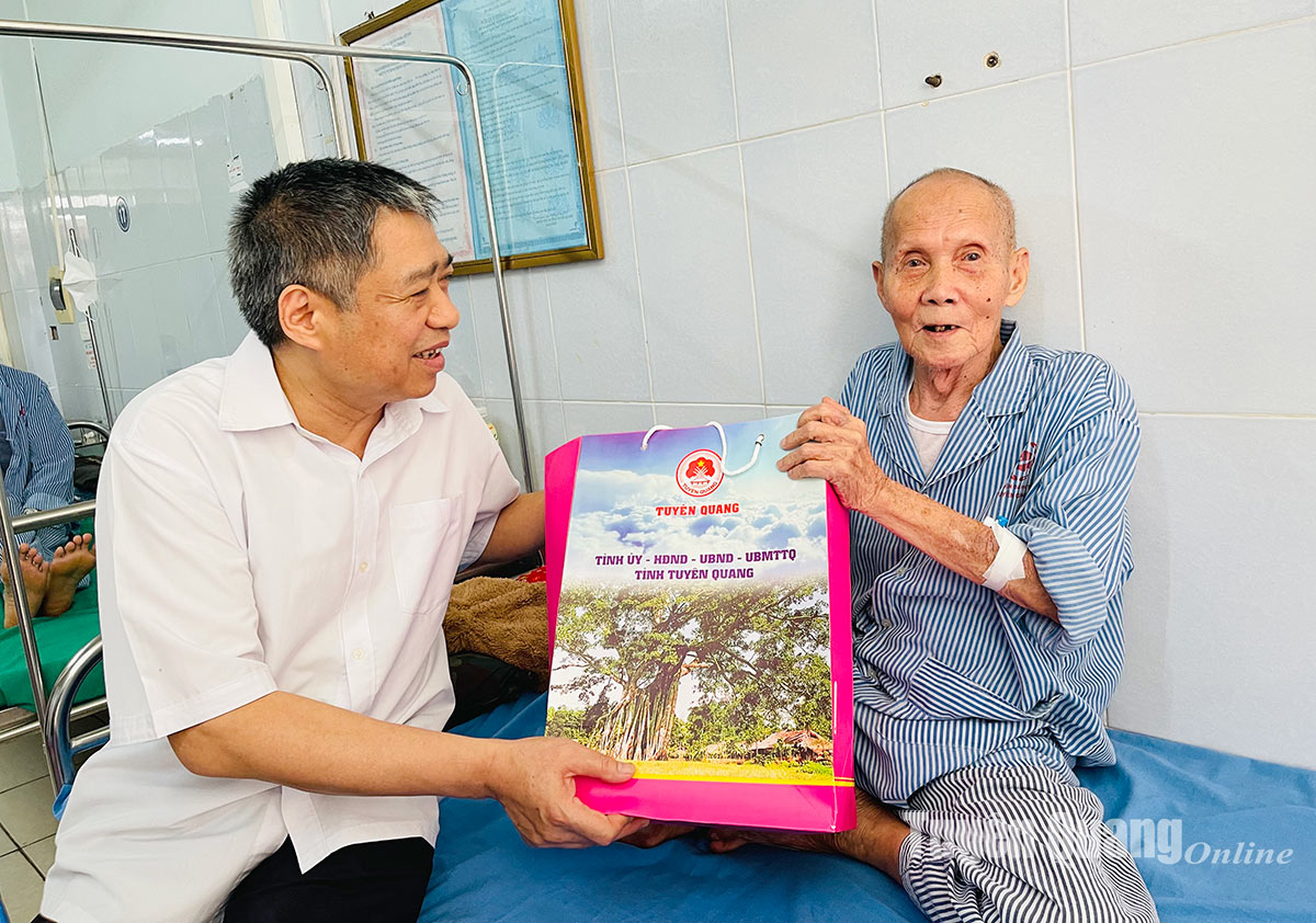 Đồng chí Chủ nhiệm Ủy ban Kiểm tra Tỉnh ủy Nguyễn Hồng Trang thăm, tặng quà chiến sỹ Điện Biên