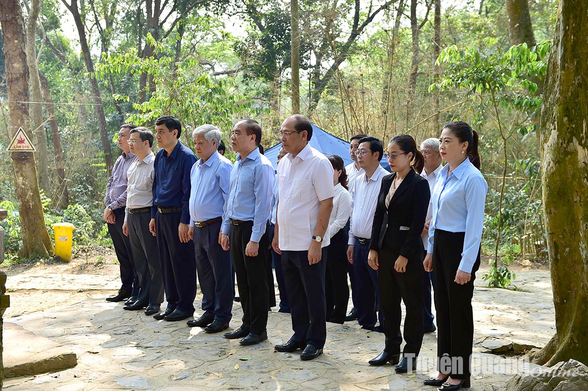 สหายโด วัน เจียน เลขาธิการคณะกรรมการกลางพรรค ประธานคณะกรรมการกลางแนวร่วมปิตุภูมิเวียดนาม เยี่ยมชมแหล่งโบราณวัตถุพิเศษแห่งชาติตานเต๋า