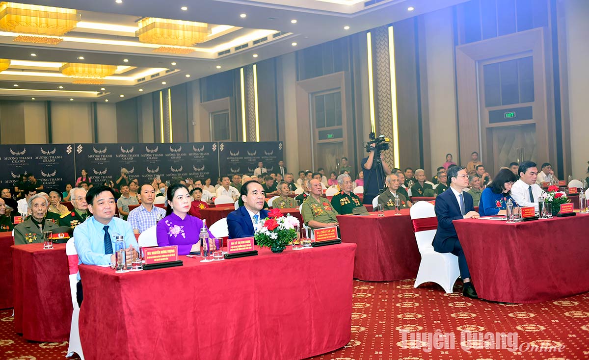 Reunión con soldados de Dien Bien, jóvenes voluntarios y trabajadores de primera línea que participaron directamente en la Campaña de Dien Bien Phu