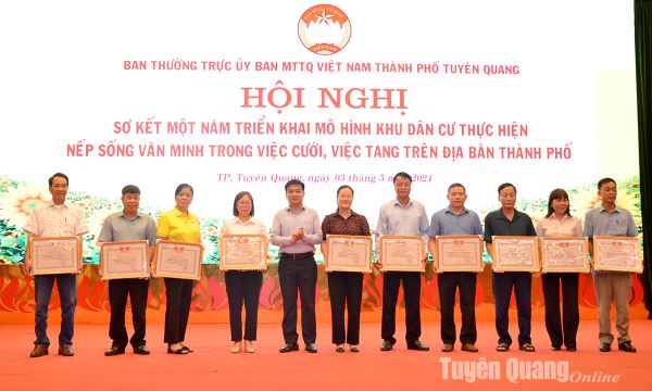 Khen thưởng 27 tập thể, 55 cá nhân có thành tích trong thực hiện nếp sống văn minh trong việc cưới, việc tang