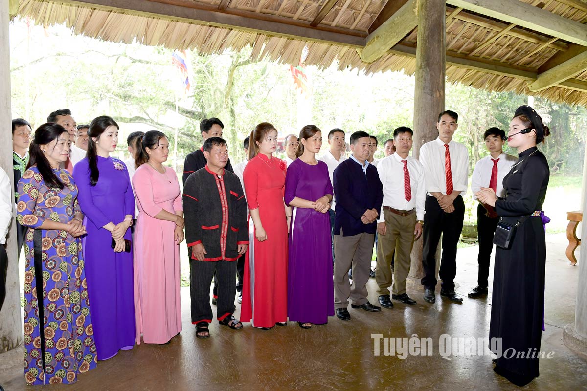 Das Büro des Provinzparteikomitees und die Gemeinde Linh Phu (Chiem Hoa) kehren nach Tan Trao zurück; Besuchen Sie das Mausoleum von Präsident Ho Chi Minh; Besuchen Sie das Ho-Chi-Minh-Denkmal und das Museum