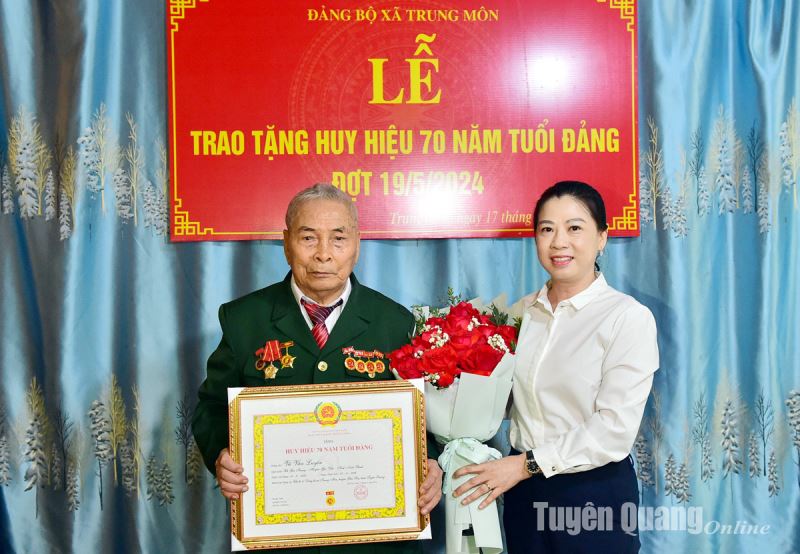 Đồng chí Lê Thị Kim Dung trao Huy hiệu Đảng tại huyện Yên Sơn