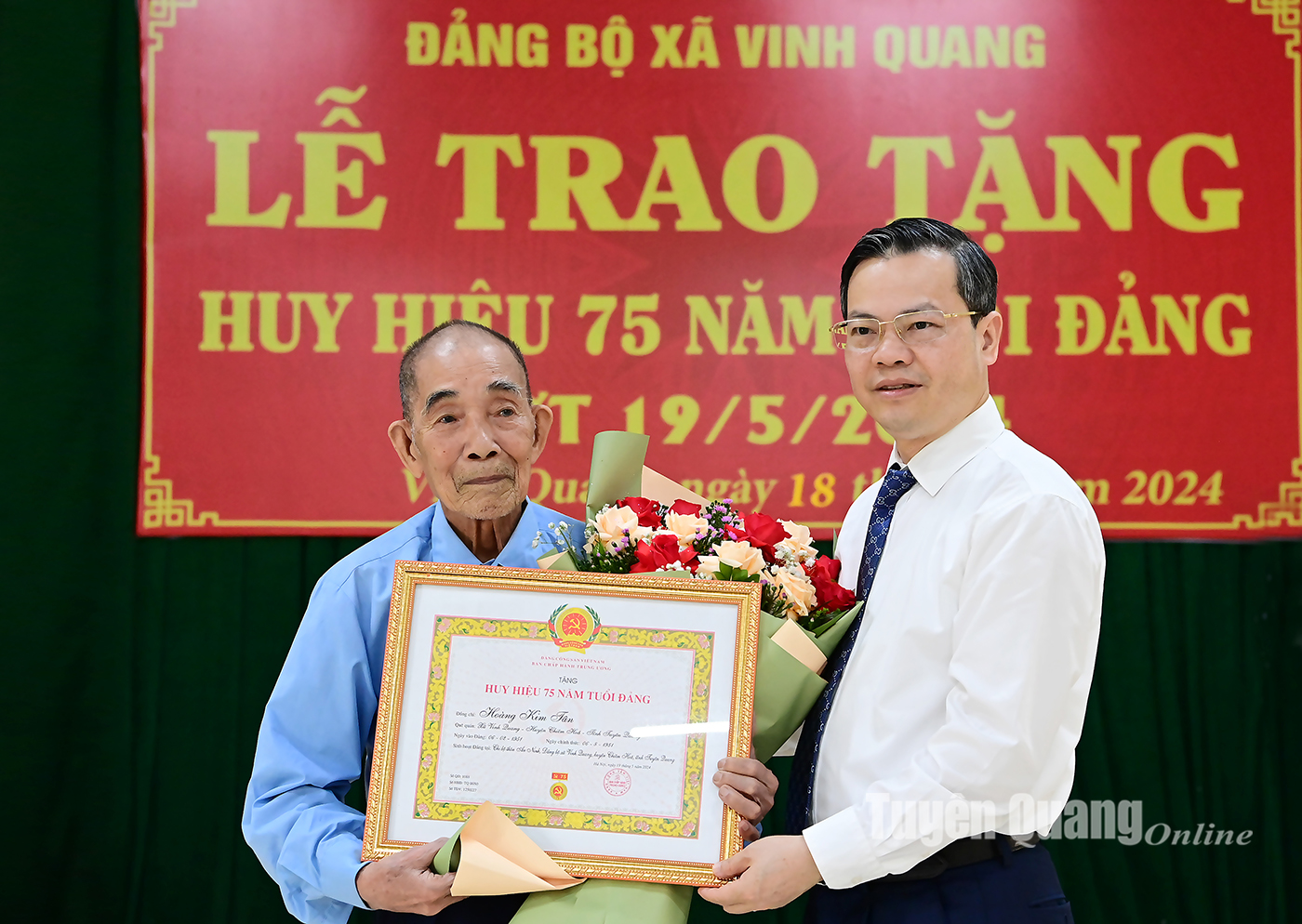 Chairman of the Provincial People's Committee Nguyen Van Son presented the Party Badge on May 19 at Vinh Quang Commune Party Committee