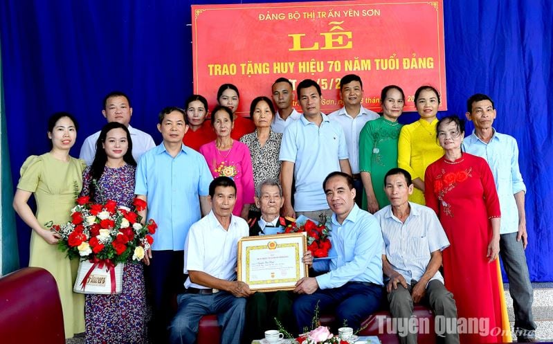 Đồng chí Bí thư Tỉnh ủy Chẩu Văn Lâm trao Huy hiệu Đảng tại thị trấn Yên Sơn