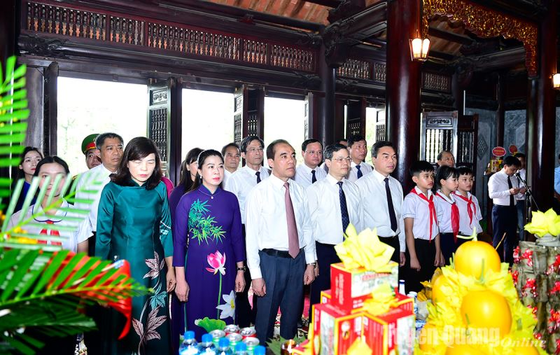 Delegation of Provincial Party Committee, People's Council, People's Committee, and Provincial Fatherland Front Committee offered incense to commemorate President Ho Chi Minh