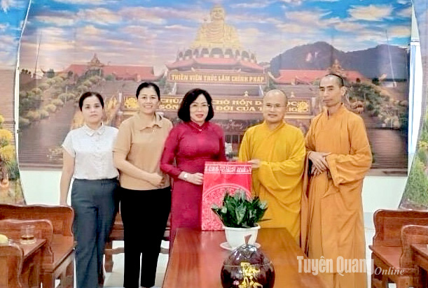 Les dirigeants du Comité du Front de la Patrie du Vietnam et de la Commission de mobilisation de masse du Comité provincial du Parti ont félicité Bouddha à l'occasion de son anniversaire