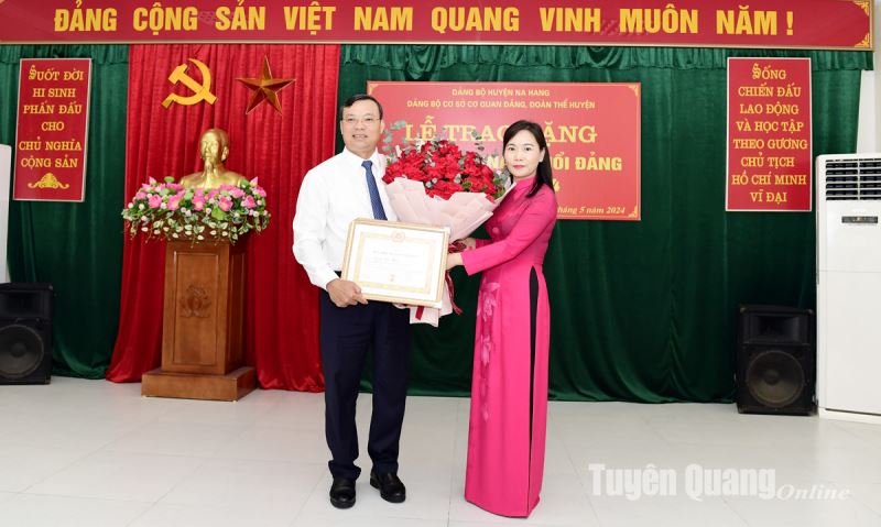 Đồng chí Trưởng ban Tuyên giáo Tỉnh ủy trao tặng Huy hiệu 30 năm tuổi Đảng cho đồng chí Bí thư Huyện ủy Na Hang