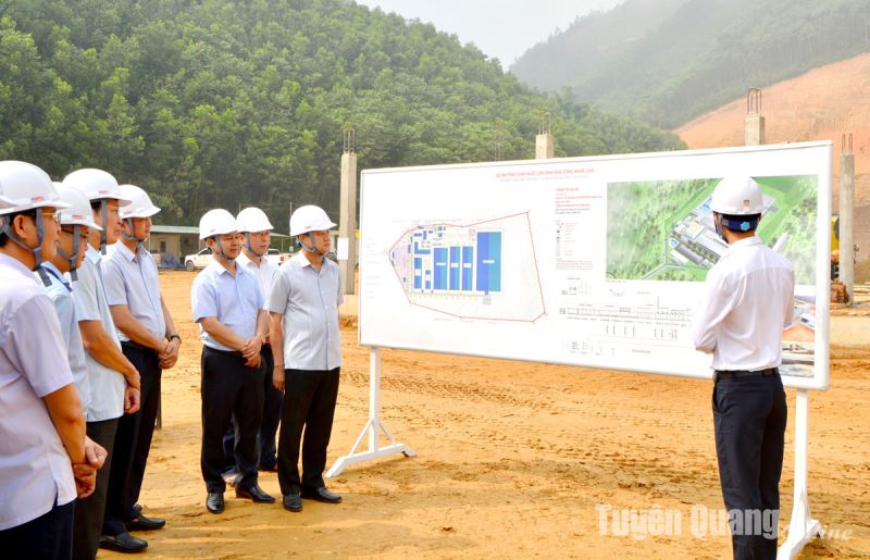 Vice Chairman of the Provincial People's Committee Nguyen The Giang inspected the progress of the high-tech pig breeding project in Chiem Hoa.