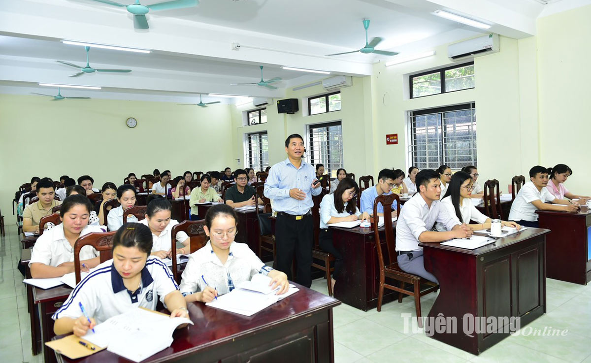 Giáo dục lý luận chính trị: Trọng tâm, sát thực tế