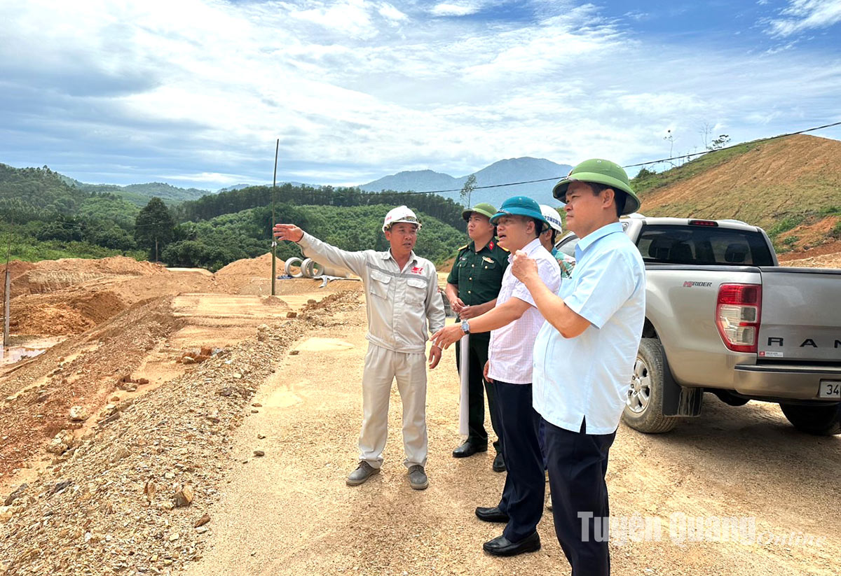 Director of the Department of Planning and Investment Van Dinh Thao inspected the construction of the Tuyen Quang - Ha Giang expressway.