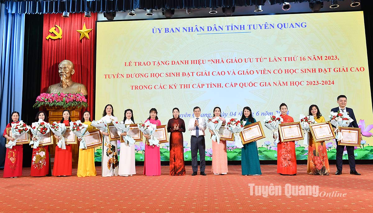 UBND tỉnh tổ chức trao tặng danh hiệu Nhà giáo ưu tú và tuyên dương học sinh, sinh viên đạt giải cao kỳ thi cấp tỉnh, quốc gia