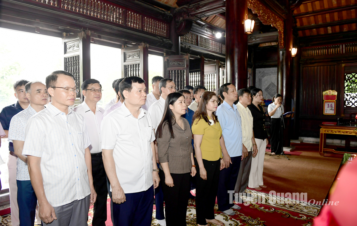 Đoàn công tác HĐND tỉnh Bắc Giang dâng hương tại Đền thờ Chủ tịch Hồ Chí Minh