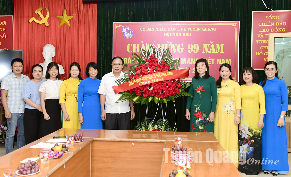 Comrade Pham Thi Minh Xuan, Permanent Vice Chairwoman of the Provincial People's Council congratulated the Provincial Journalists Association.