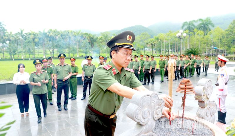 Đảng ủy Công an Trung ương- Bộ Công an, Công an tỉnh dâng hương tưởng nhớ các Anh hùng liệt sĩ