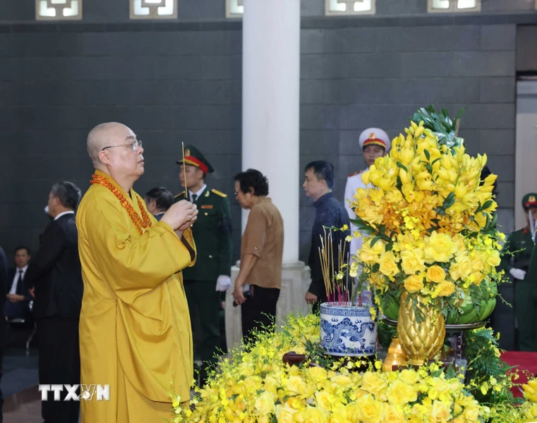 Đoàn Trung ương Giáo hội Phật giáo Việt Nam viếng Tổng Bí thư Nguyễn Phú Trọng. (Ảnh: TTXVN)