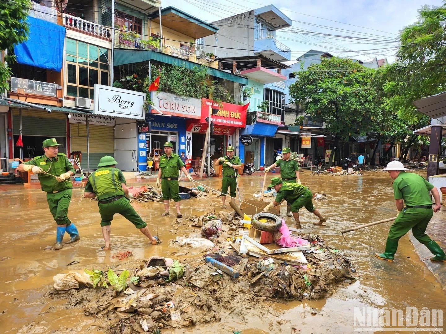 Thành phố Tuyên Quang dần ổn định sau trận lũ lụt lịch sử ảnh 4