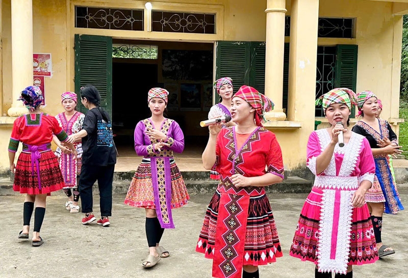 Các CLB, đội văn nghệ trên địa bàn huyện Yên Sơn được truyền dạy làn điệu hát, múa; phục dựng các lễ hội, phong tục, tập quán truyền thống đặc sắc của các dân tộc. Ảnh: ĐH