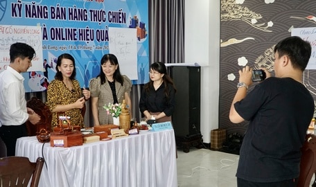 Một số doanh nghiệp thực hành livestream bán hàng tại một khóa đào tạo về kỹ năng bán hàng thông qua mạng xã hội.