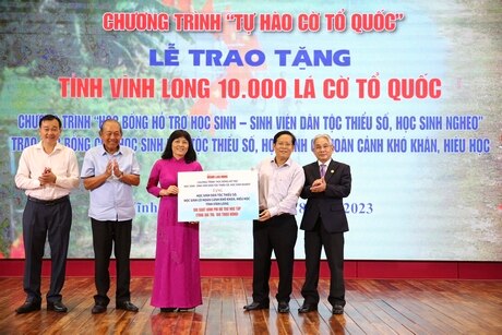  Báo Người Lao Động tặng 100 suất học bổng cho học sinh.