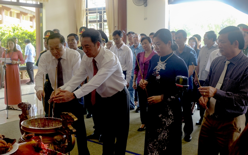 Lãnh đạo tỉnh dâng hương tại Khu Lưu niệm GS.VS Trần Đại Nghĩa.