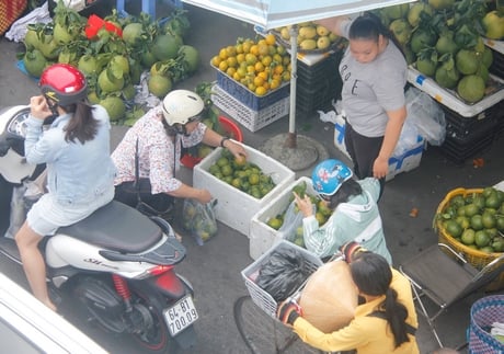 Hình thức mua sắm tại các chợ, sạp bán hàng truyền thống vẫn chủ yếu là mua trực tiếp, chưa bắt kịp với xu hướng chuyển đổi số. Ảnh minh họa: KHÁNH DUY