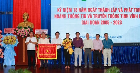 Sở Thông tin- TT Vĩnh Long nhận cờ thi đua đã có thành tích dẫn đầu phong trào thi đua của Bộ Thông tin- TT.