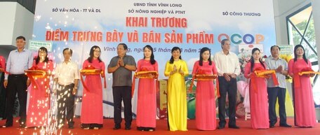 Các đại biểu cắt băng khai trương điểm trưng bày và bán sản phẩm OCOP.