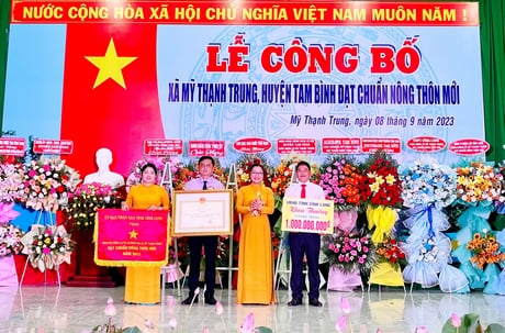 Bà Nguyễn Thị Quyên Thanh- Phó Chủ tịch UBND tỉnh trao cờ thi đua, bằng công nhận xã Mỹ Thạnh Trung đạt chuẩn NTM và khen thưởng công trình phúc lợi trị giá 1 tỷ đồng.