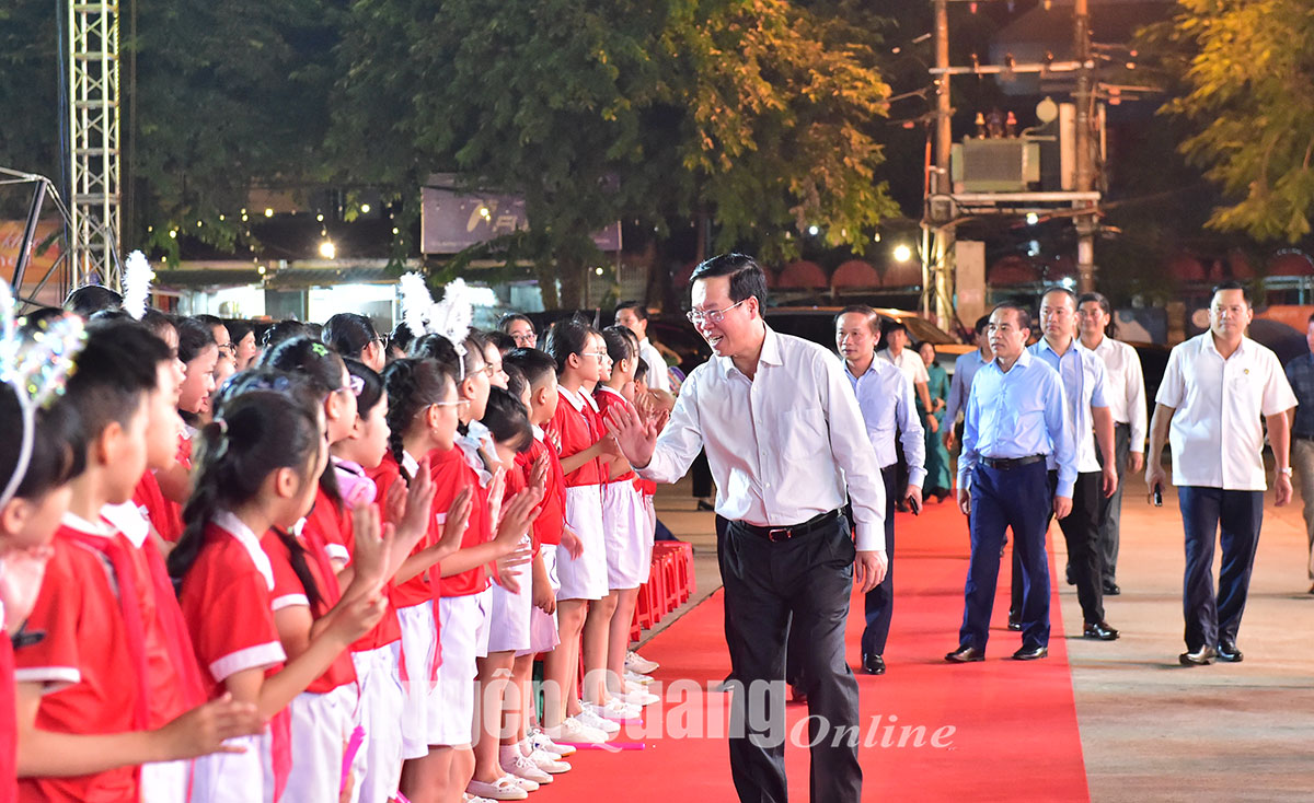 Thiếu nhi Tuyên Quang chào đón Chủ tịch nước Võ Văn Thưởng. Ảnh: Thanh Phúc