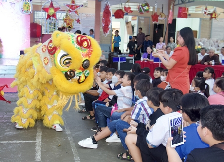 Bà Nguyễn Thị Minh Trang thăm hỏi, chúc mừng và tặng quà trung thu cho thiếu nhi.