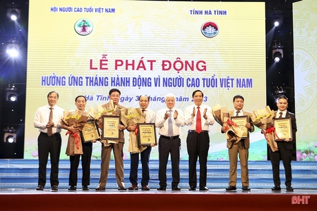 Chủ tịch Ủy ban Trung ương MTTQ Việt Nam Đỗ Văn Chiến, Chủ tịch Trung ương Hội Người cao tuổi Việt Nam Nguyễn Thanh Bình, Bí thư Tỉnh ủy Hà Tĩnh Hoàng Trung Dũng trao quà cho các cụ 100 tuổi...