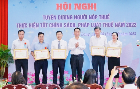 Ông Lữ Quang Ngời- Chủ tịch UBND tỉnh, trao bằng khen của UBND tỉnh cho 5 doanh nghiệp thực hiện tốt chính sách, pháp luật thuế năm 2022.