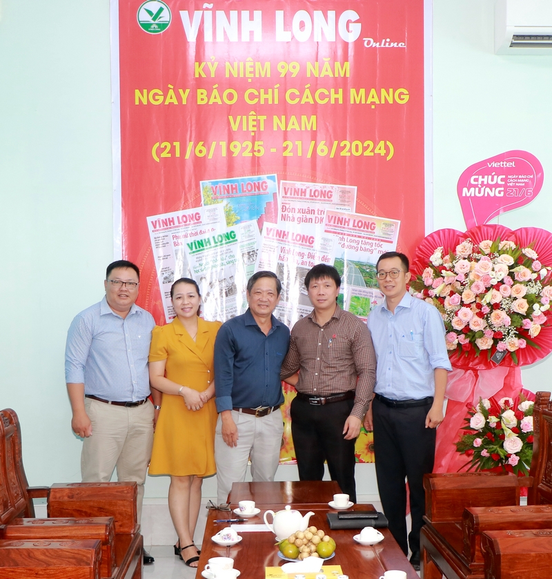 Lãnh đạo Viettel Vĩnh Long tặng hoa chúc mừng Báo Vĩnh Long.