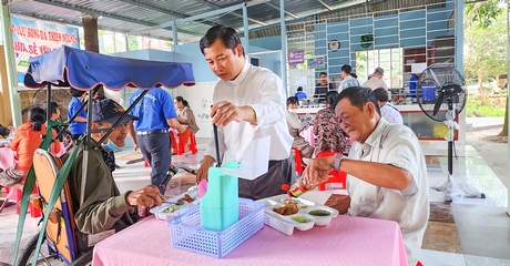 Người dân có hoàn cảnh khó khăn đến dùng bữa tại bếp ăn 5.000đ của Nhà thờ Phường 4 (TP Vĩnh Long).