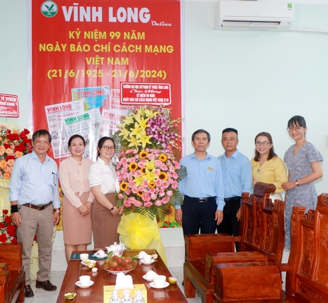 Trường ĐH Sư phạm kỹ thuật Vĩnh Long chúc mừng Báo Vĩnh Long.