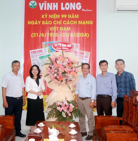 Lãnh đạo Sở Y tế chúc mừng Báo Vĩnh Long.