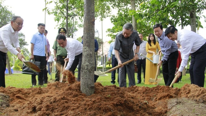 Chủ tịch nước Tô Lâm trồng cây trong khuôn viên Khu lưu niệm Chủ tịch HĐBT Phạm Hùng.