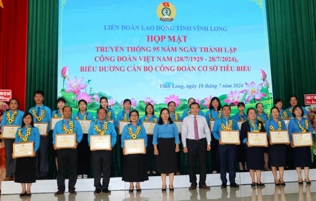 Ông Nguyễn Minh Dũng- Ủy viên Ban Thường vụ Tỉnh ủy, Phó Chủ tịch Thường trực HĐND tỉnh và bà Lê Thị Hồng Đào- Phó Chủ tịch Thường trực Liên đoàn Lao động tỉnh khen thưởng cho các cán bộ công đoàn xuất sắc tiêu biểu.