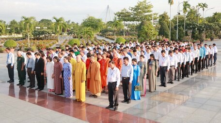 Các đại biểu dành phút mặc niệm tưởng nhớ Tổng Bí thư Nguyễn Phú Trọng và các anh hùng liệt sĩ.