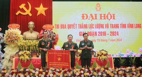 Thiếu tướng Nguyễn Minh Triều- Phó Tư lệnh Quân khu 9 tặng cờ thi đua của Thủ tướng Chính phủ cho Bộ Chỉ huy Quân sự tỉnh Vĩnh Long.