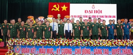 Đại biểu chụp ảnh lưu niệm.