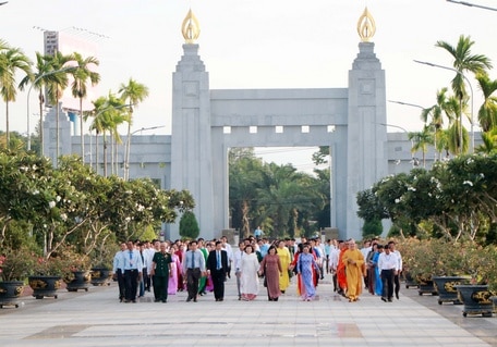 Đoàn đại biểu Đại hội đại biểu MTTQ Việt Nam tỉnh viếng Nghĩa trang liệt sĩ tỉnh.