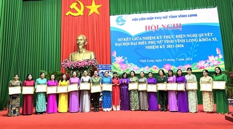 Hội LHPN tỉnh khen thưởng các tập thể, cá nhân có thành tích tiêu biểu trong phong trào phụ nữ nửa đầu nhiệm kỳ.