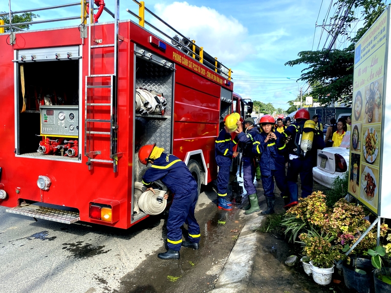 Cảnh sát Phòng cháy chữa cháy và Cứu nạn cứu hộ huy động 5 xe chữa cháy và nhiều cán bộ chiến sĩ.