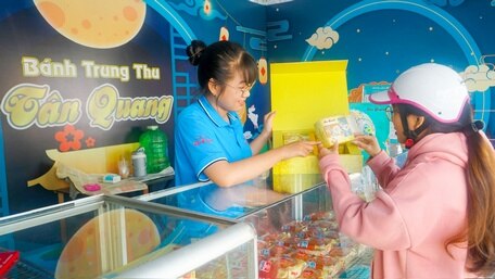 Bên cạnh việc nâng cao chất lượng sản phẩm, cơ sở sản xuất bánh trung thu còn tập trung làm mới bao bì, mẫu mã để thu hút khách hàng.