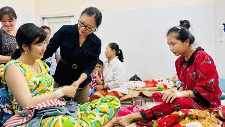 Lãnh đạo UBND tỉnh và các đơn vị động viên công nhân mau khỏe để trở về với công việc.